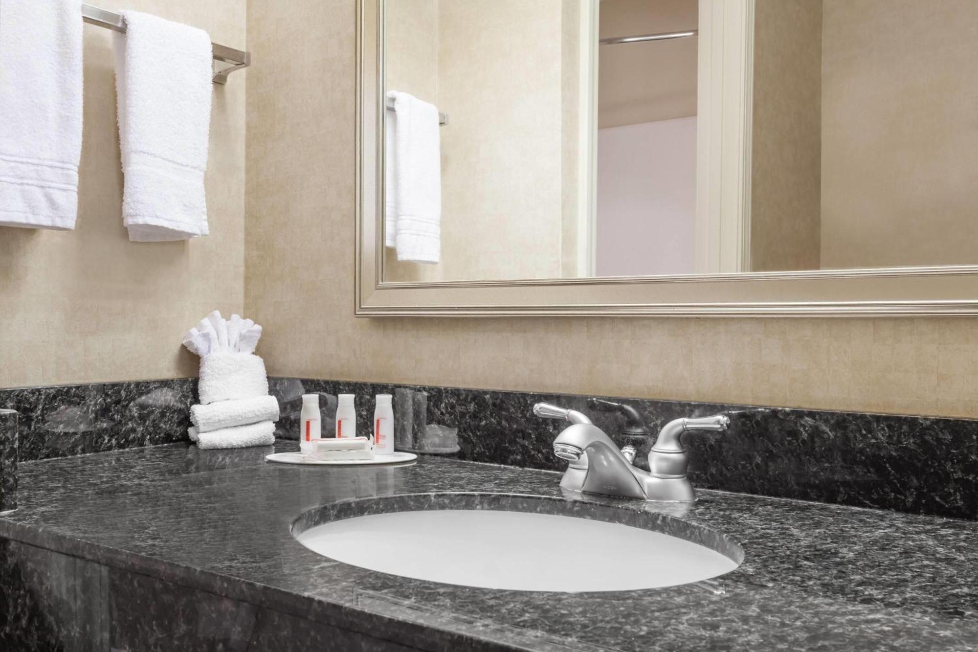 Howard Johnson By Wyndham Evansville East Extérieur photo